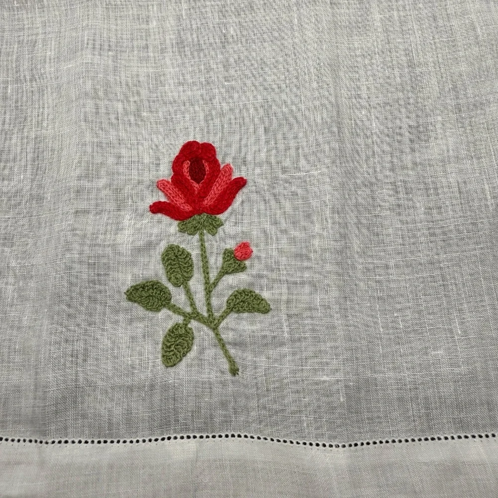 Vintage,Unused White Madeira Linen , Embroidered Rose Finger Tip Guest Towel